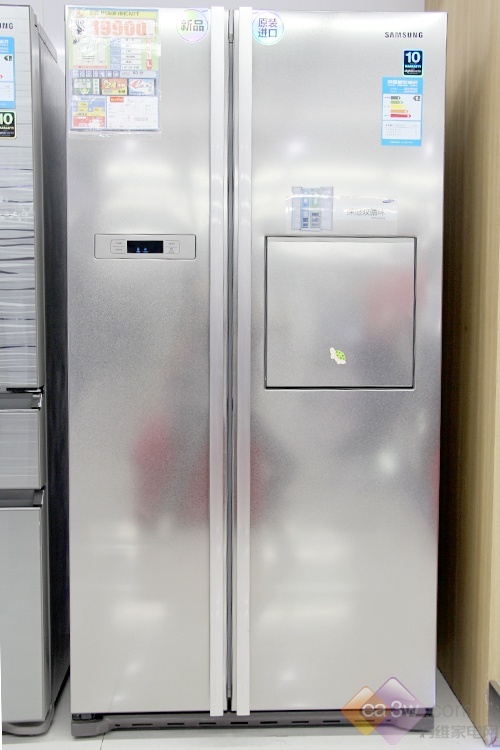 这款三星冰箱是原装进口产品，该款冰箱总容积达到了601升，并且具有吧台设计。这款冰箱定位高端消费人群，整体制造工艺也堪称经典，在外观面板设计方面，更是具有独到之处。