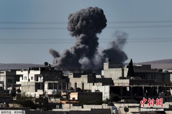 资料图：当地时间2014年10月7日，叙利亚科巴尼镇遭空袭后升起黑烟。