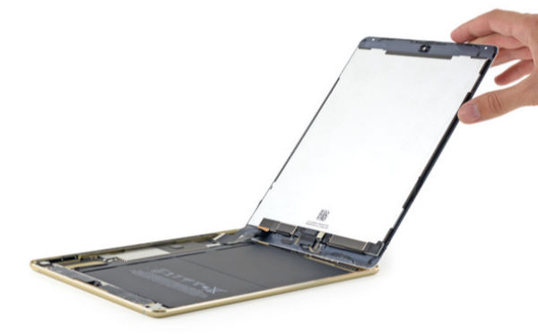 iPad Air 2 成为了“全球最薄的平板”，The Verge 评价说它“薄得像块屏幕”。拆机大神 iFixit 将它大卸八块，来看看这个机身中隐藏了什么。