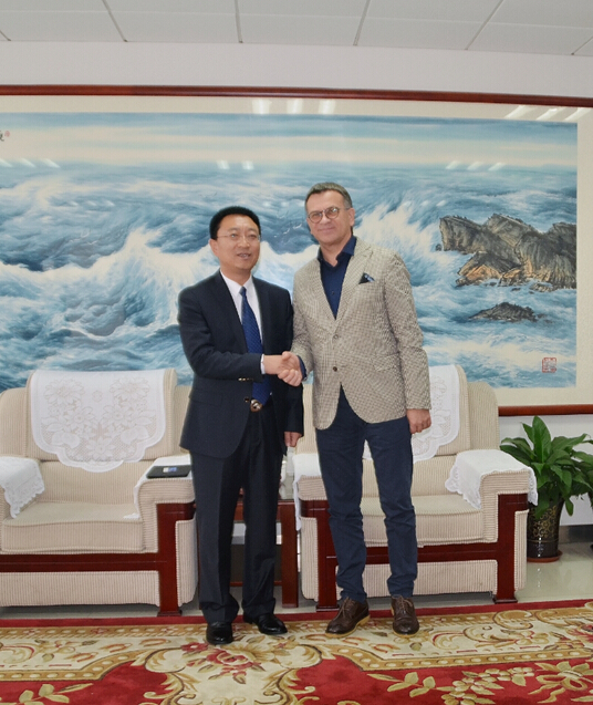 姚海涛秘书长与切烈潘诺夫副主席亲切握手并合影