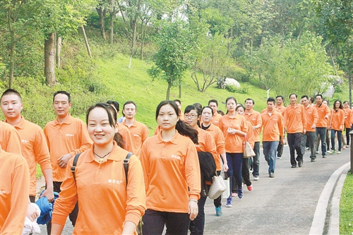 环五大功能区域万人健步走活动在璧山秀湖公园举行. 记者 韩成栋 摄