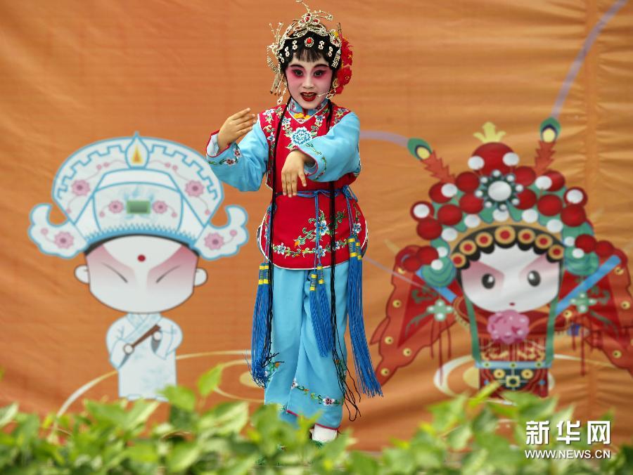 福建莆田:小学生戏迷比赛莆仙戏唱腔(组图)