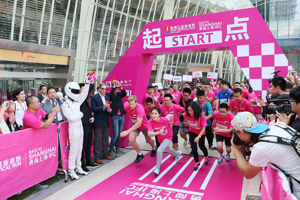 上海三万人参加彩虹跑活动 尽享运动与色彩之