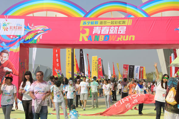 上海三万人参加彩虹跑活动 尽享运动与色彩之