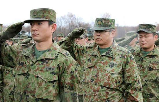 日本陆上自卫队员在演习开始前听从长官训示画面。