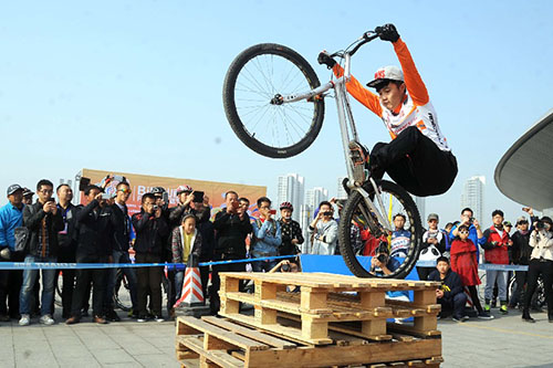 10月25日,自行车爱好者在进行特技表演.
