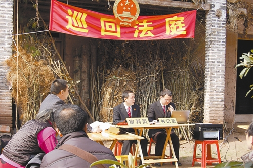 家门口的庭审现场。 万州区人民法院供图