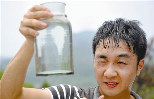 工作人员正在目测水样。