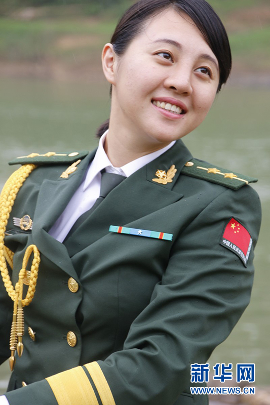 组图:边防警花浪漫写真