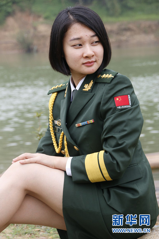 组图:边防警花浪漫写真