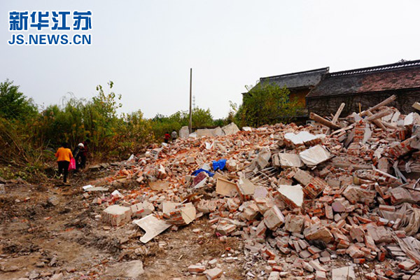 在淮安区淮城镇韩信北路拆迁现场，该处民宅已被推倒。王伟