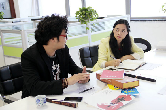 图为叶根友在艺盟网洽谈合作 左为叶根友先生 右为艺盟网主编程稀女