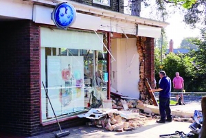 图为被铲走ATM机后受损的墙面。