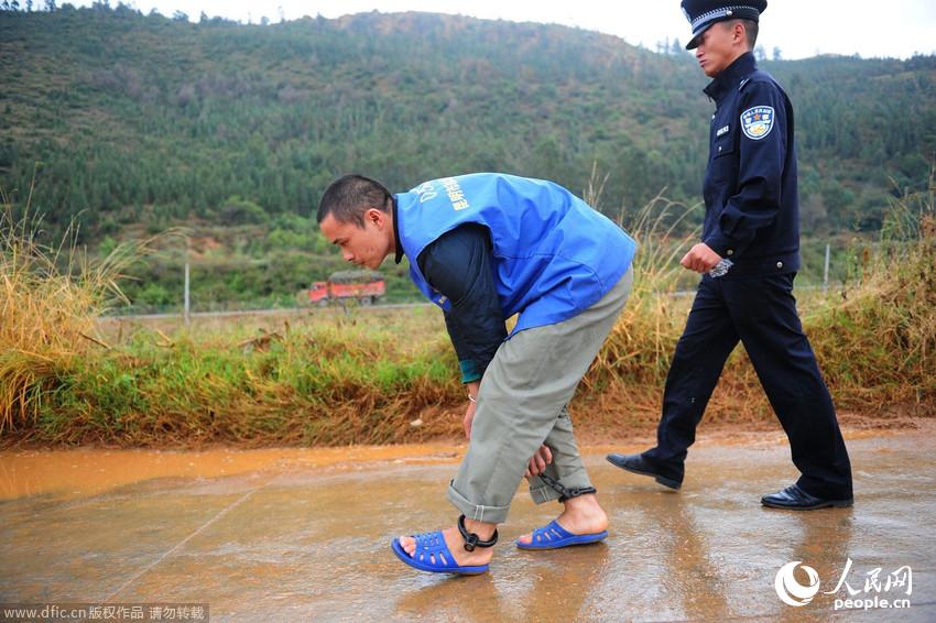云南昆明14岁少女杀人抛尸 警察押送指认现场【4】