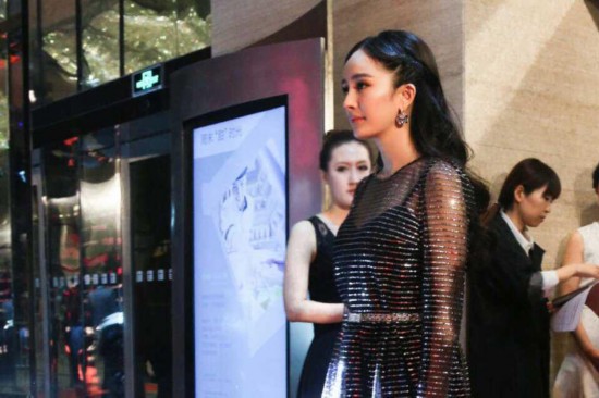 杨幂透视短裙秀美腿 与倪妮同台贴耳热聊显亲密(组图)
