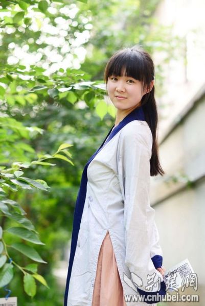 2014年6月武汉大学美女学霸穿汉服为校内植物代言1