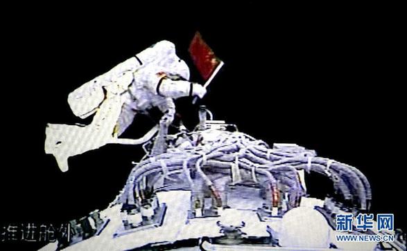 2013年6月20日,我国首次太空授课开始,神舟十号航天员王亚平在天宫一号开展基础物理实验,展示失重环境下物体运动特性、液体表面张力特性等物理现象。 1992年9月21日,中央正式批复载人航天工程可行性论证报告,中国载人航天工程正式立项,代号为921工程。在载人航天工程实施过程中,中国航天人铸就了特别能吃苦、特别能战斗、特别能攻关、特别能奉献的载人航天精神。