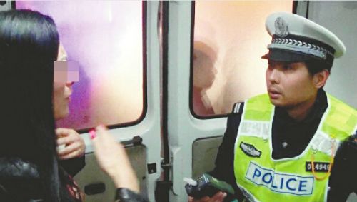 交警一再劝说女司机接受酒精测 (视频截图 警方提供)