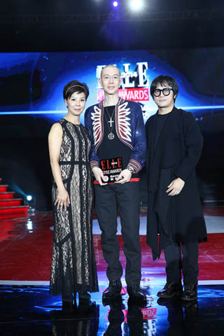 赫斯特媒体广告集团中国区出版总经理杨绣丽女士与摩登天空创始人沈黎晖先生为Zing颁奖