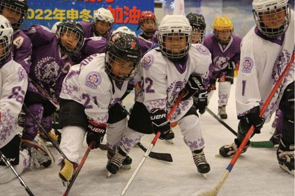 清华附小冰球队为北京申办2022年冬奥会加油