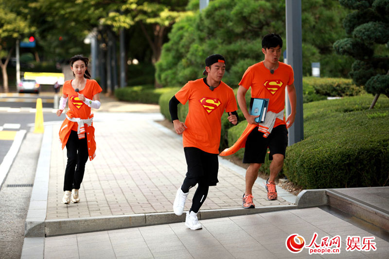 郑恺《跑男》剧照曝光 再秀英文获封外交官(组图)