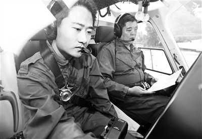警航总队总队长杨东风亲自带教带飞，对新飞行员严格要求，落实各项飞行规范