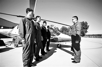 飞行教员兼机长任晓峰向新飞行员下达飞行任务