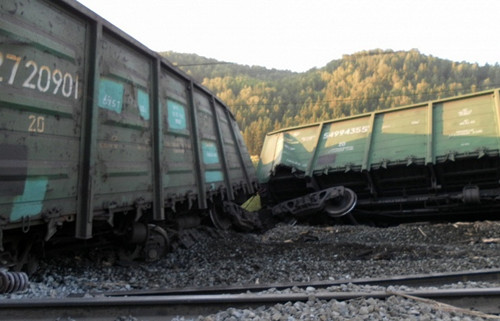 俄罗斯一列车脱轨致1死12伤 事故原因尚不明