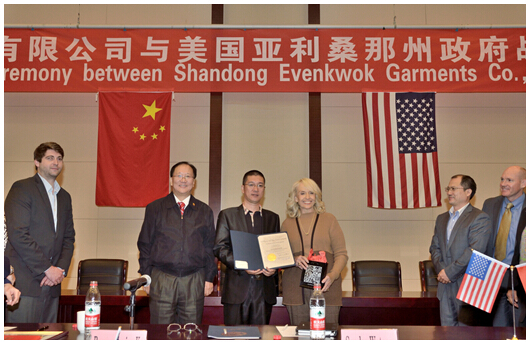 美国亚利桑那州洲长brewer·janicek(右)为富贵红徐少东揭橥州当局