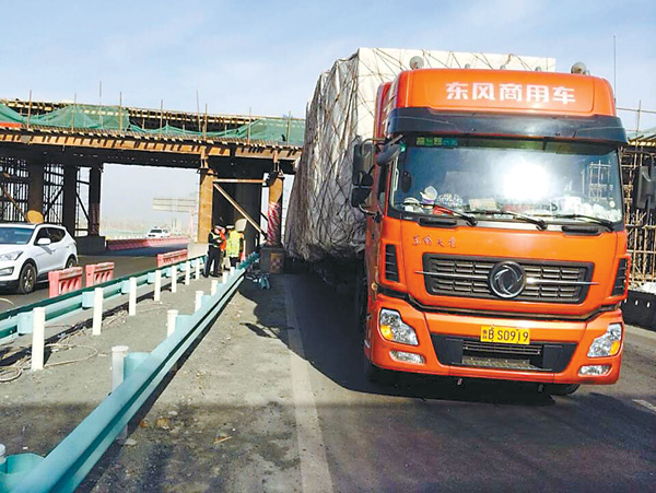 【图】乌鲁木齐:超高大货车被卡立交桥下(图)