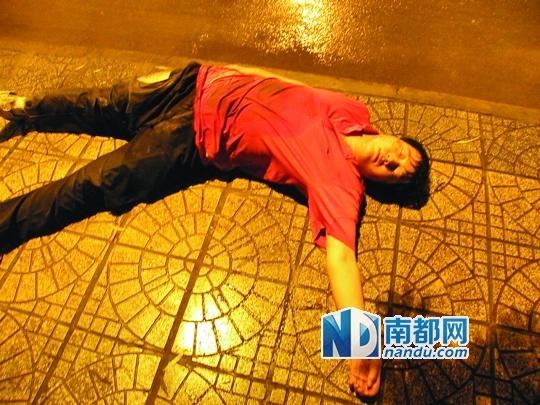 2011年9月,赵志斐被误当访民遣返。他躺卧街头的照片,被公诉方指为敲诈勒索的摆拍。
