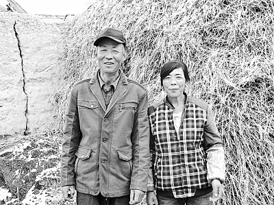 象骨化石发现人鲍占平和他的妻子。
