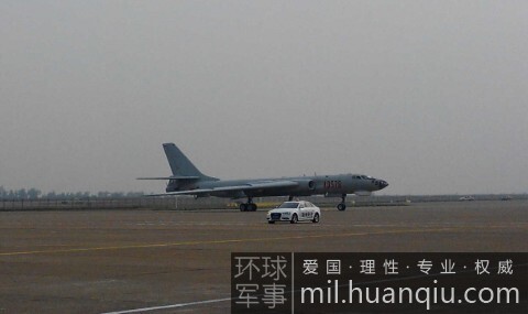 中国空军一架轰6轰炸机飞抵珠海加入参展阵容