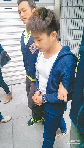 杀警案中曾拿红龙柱的凶嫌廖嘉俊，在逃亡2个多月后落网，警方7日将他移送法办。