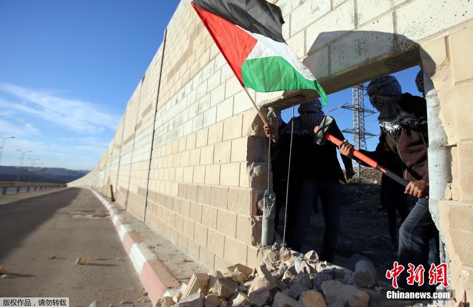 巴勒斯坦青年凿穿以色列隔离墙 纪念柏林墙倒