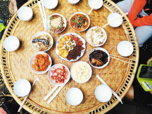 红白喜事宴客的八大碗是白族传统饮食文化的集中表现,是白族传统宴席