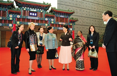 昨日，彭丽媛邀请孟加拉国总统夫人、蒙古国总统夫人和上海合作组织秘书长夫人参观首博。图片来自“新华视点”微博