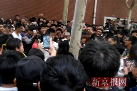 商丘学院一男生表白被学校开除 校方称其拒绝