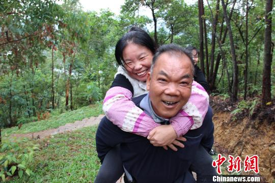 “光棍节”广东三水九男背妻上山吁珍惜婚姻。 曾令华 摄
