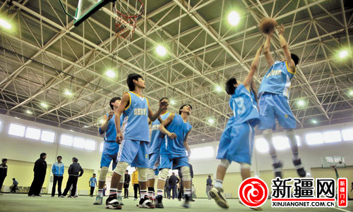 11 月1 日,在和田县北京中学室内体育馆,学生们正在进行篮球比赛