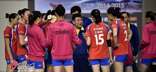 图文:江苏女排3-1山东 蔡斌指导