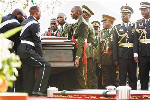 11月11日,在赞比亚首都卢萨卡举行的国葬仪式上,士兵搬运总统迈克尔