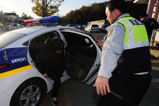 韩国考生乘坐警车抵达考场.