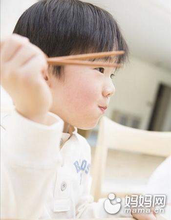 宝宝用筷子有助大脑发育,3岁以后学最好!