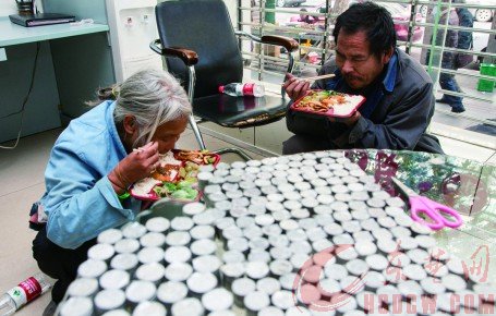 夫妇俩吃着工作人员准备的盒饭,硬币已被清点出来。