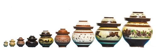 荣昌安富镇,各式各样的泡菜坛陶器作品.