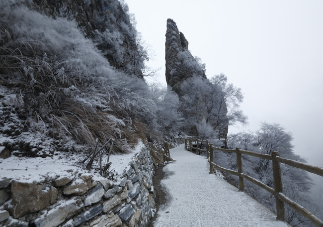 深秋探游白石山