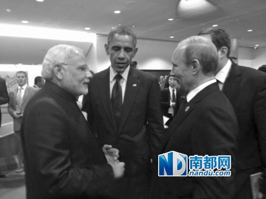 普京与美国总统奥巴马(中),印度总理莫迪(左)在g 20峰会上交流.