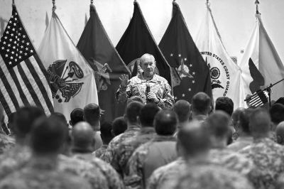 11月15日，在伊拉克巴格达，美军参谋长联席会议主席登普西会见百余名美军人员时讲话。