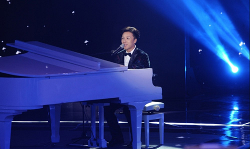 曹轩宾央视优雅亮相 钢琴弹唱新作《思念的人》